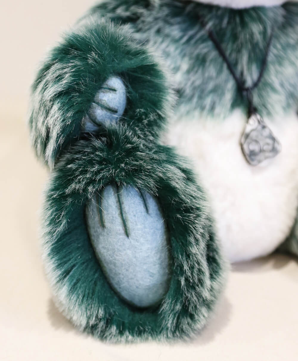 Feng paw detail