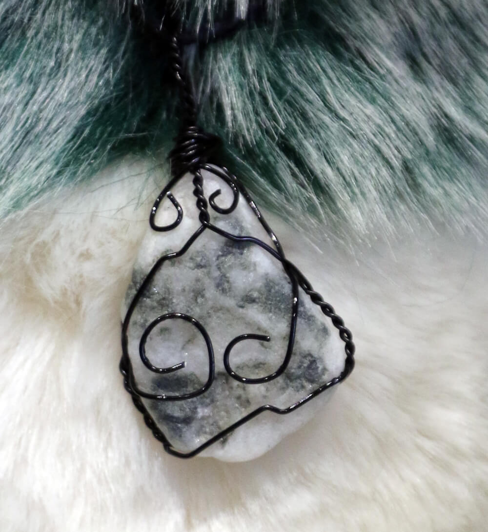 Feng pendant